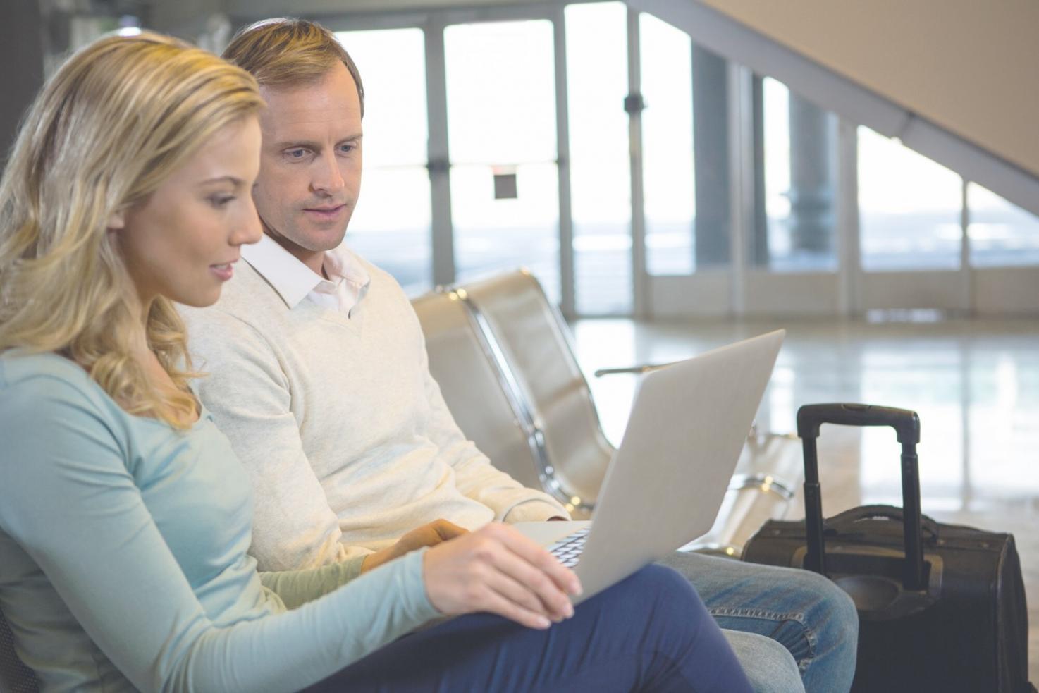 Participant prenant des notes lors d'un webinaire sur la budgétisation