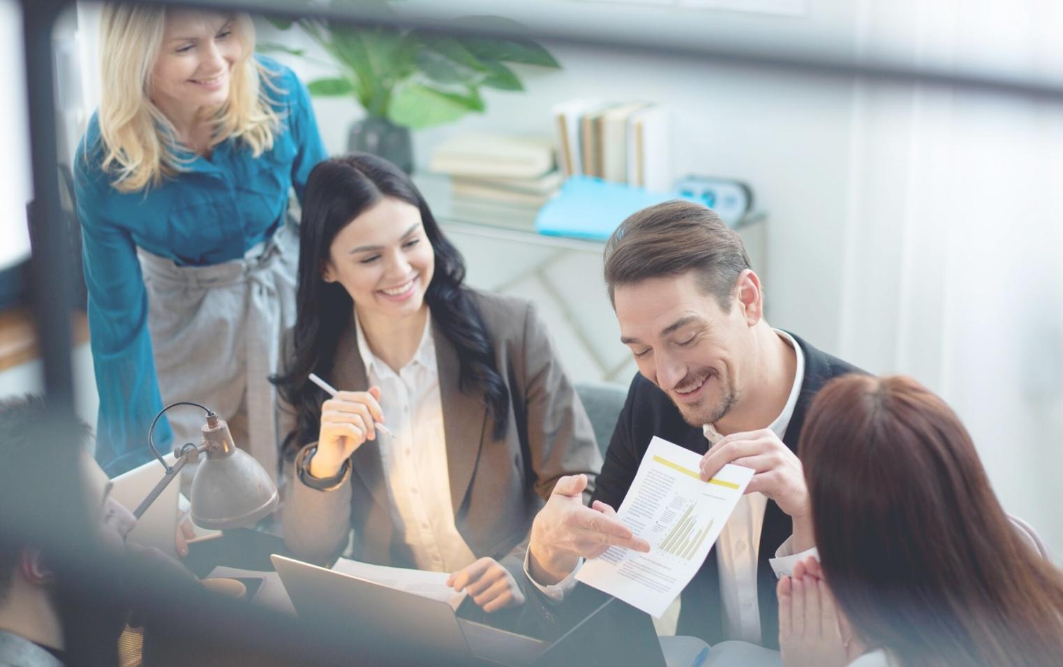 Écran d'ordinateur affichant des tableaux financiers lors d'une présentation